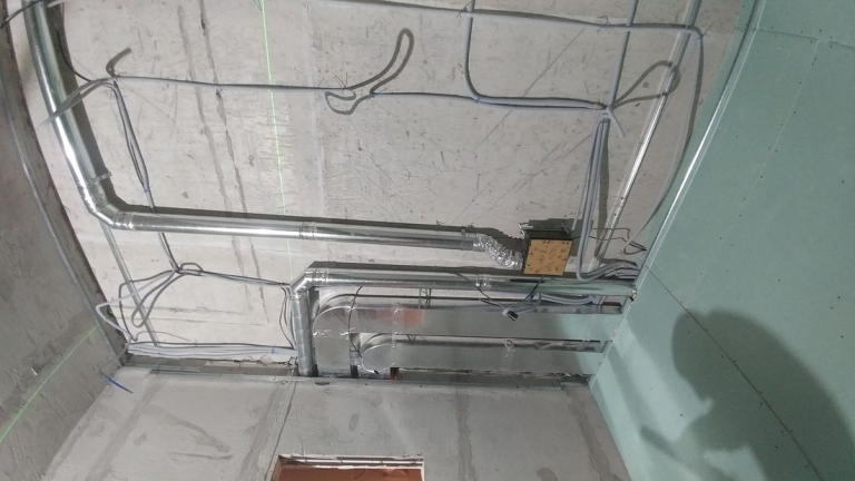 Система вентиляции под потолком в квартире