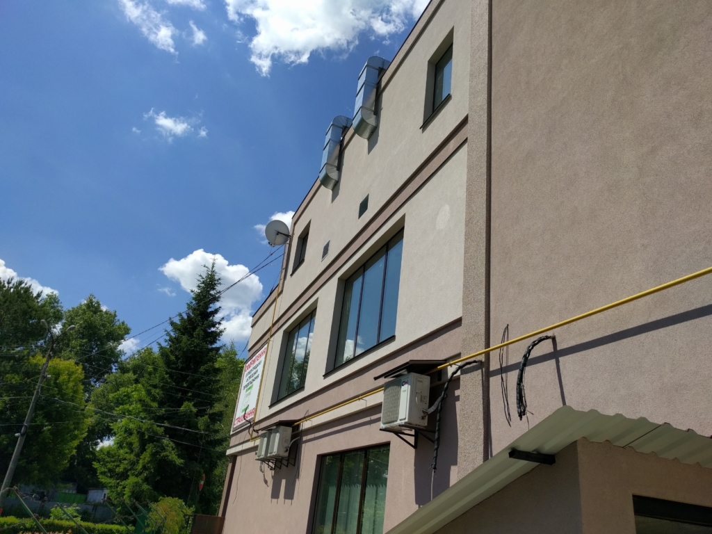 Фасад здания, монтаж системы вентиляции и кондиционирования офисного здания в Броварах